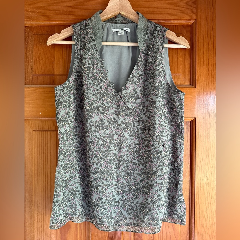Banana Republic Sage Green 100% Silk Floral Blouse Top with lace detail